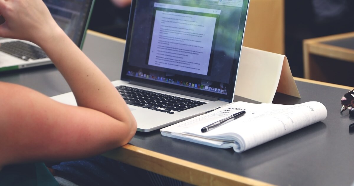 Un ragazzo studia in biblioteca per prende il diploma da adulto
